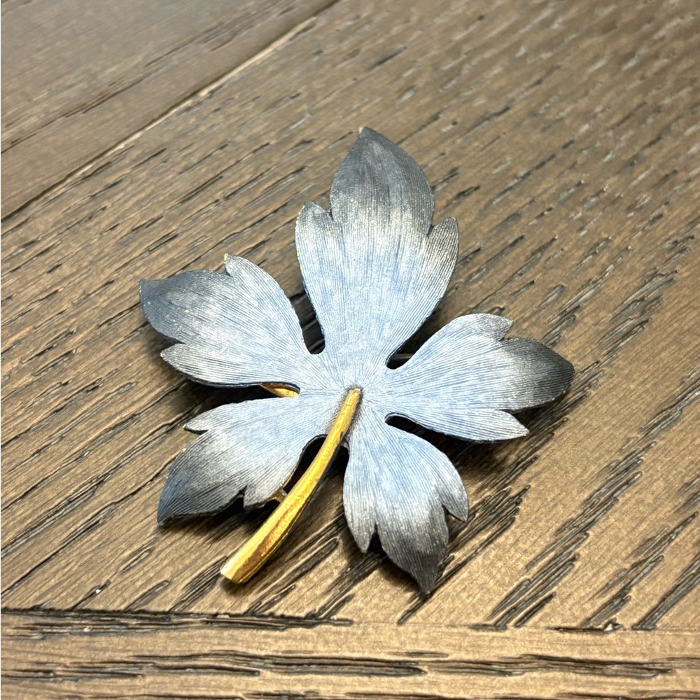 Vintage Lind Gal Signed LG Blue Fall Autumn Leaf Gold Tone Brooch Pin 2” X 2”